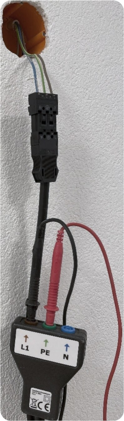 Anschluss-Messadapter mit angeschlossenen Messleitungen