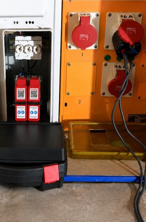 Schleifenimpedanzmessung an einem Baustromverteiler mit CEE-16-A-Messadapter